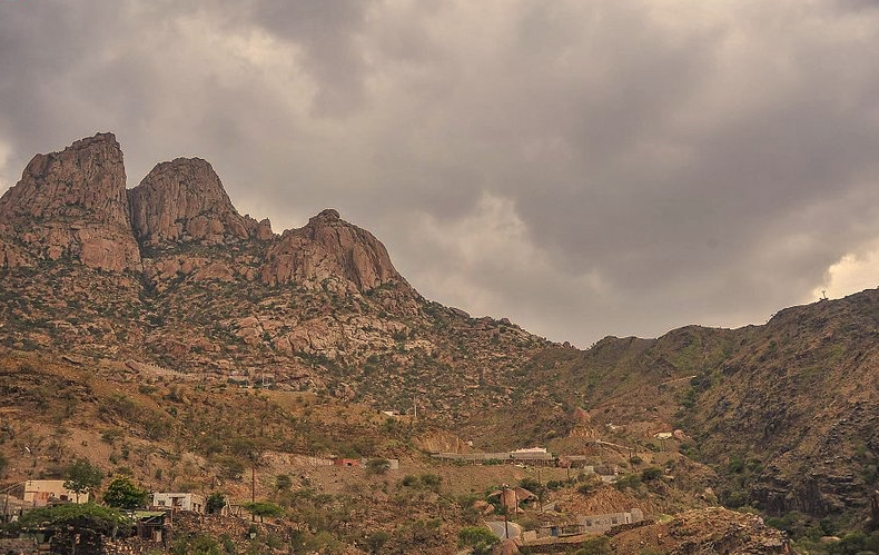 بالصور  ..  جبلا شدا وجهة مثالية لعشاق المغامرات والهايكنج بالسعودية 