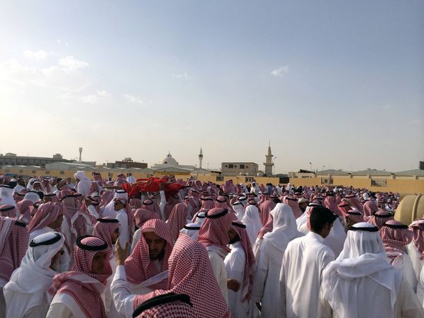 بالصور .. مئات السعوديين يشيعون أبناء مدير جامعة الجوف الذين قضوا بحادث سير