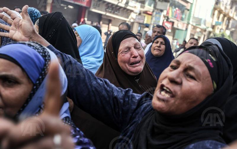 بالصور .. صراخ وإغماءات بين أهالي المتهمين عقب أحكام "الإعدامات" بمصر