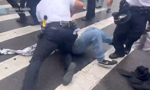 الشرطة الأمريكية تضرب بوحشية المتظاهرين المؤيدين للفلسطينيين في نيويورك