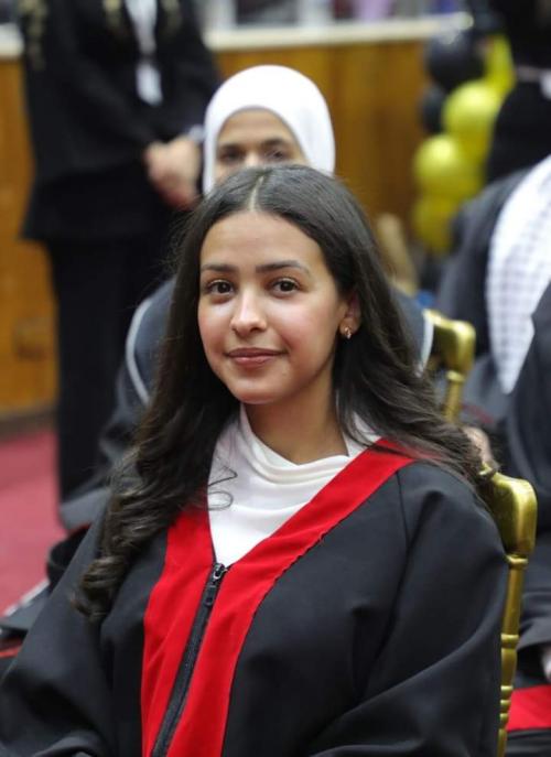 الطالبة سوسن حمدان السويلميين مبروك التخرج