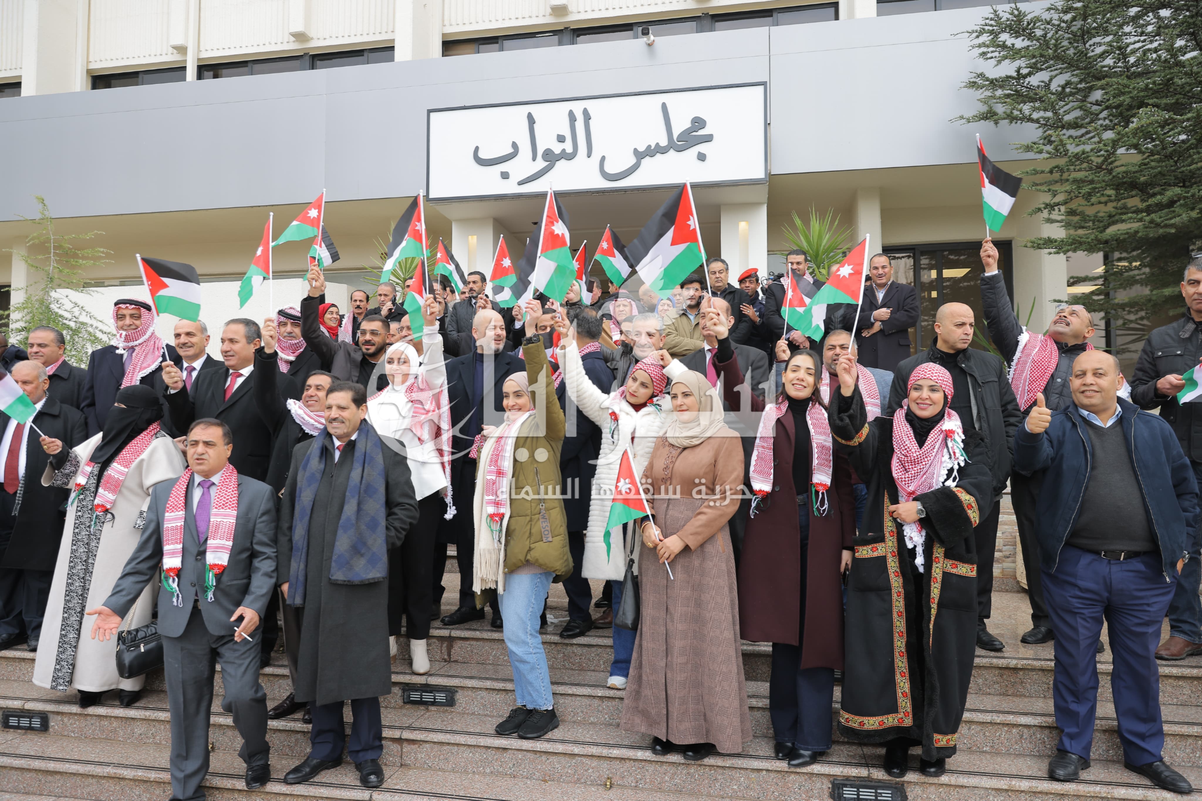 رئيس وأعضاء مجلس النواب في طليعة مستقبلي جلالة الملك وولي العهد