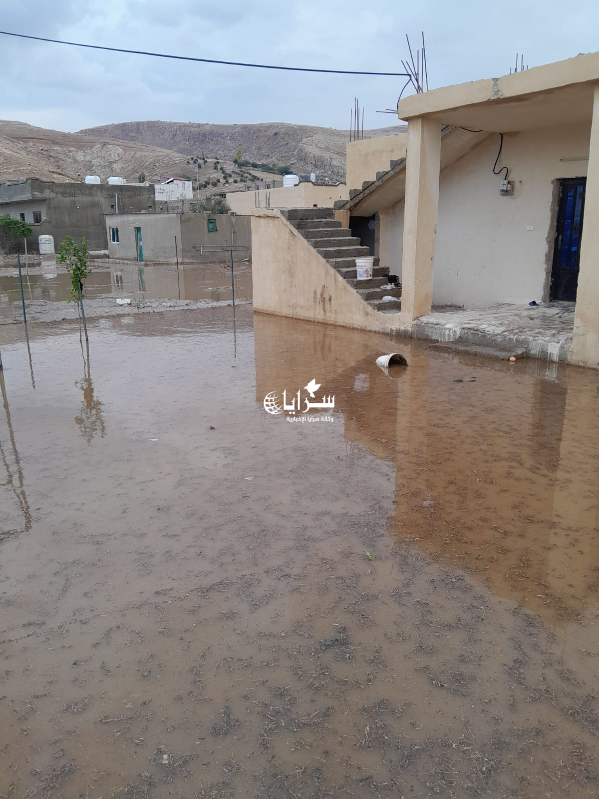 بالفيديو والصور ..  مياه الأمطار تحاصر عدد من المنازل في بلدة صوفره بالأغوار الشمالية