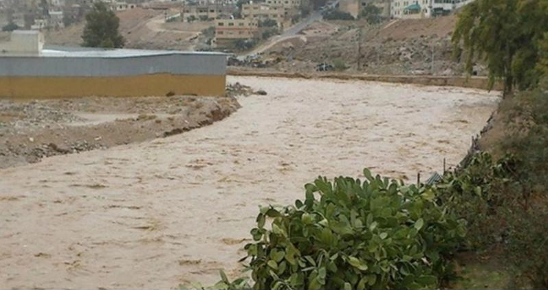 ارتفاع منسوب المياه في سيل الزرقاء ..  والامن يحذر 