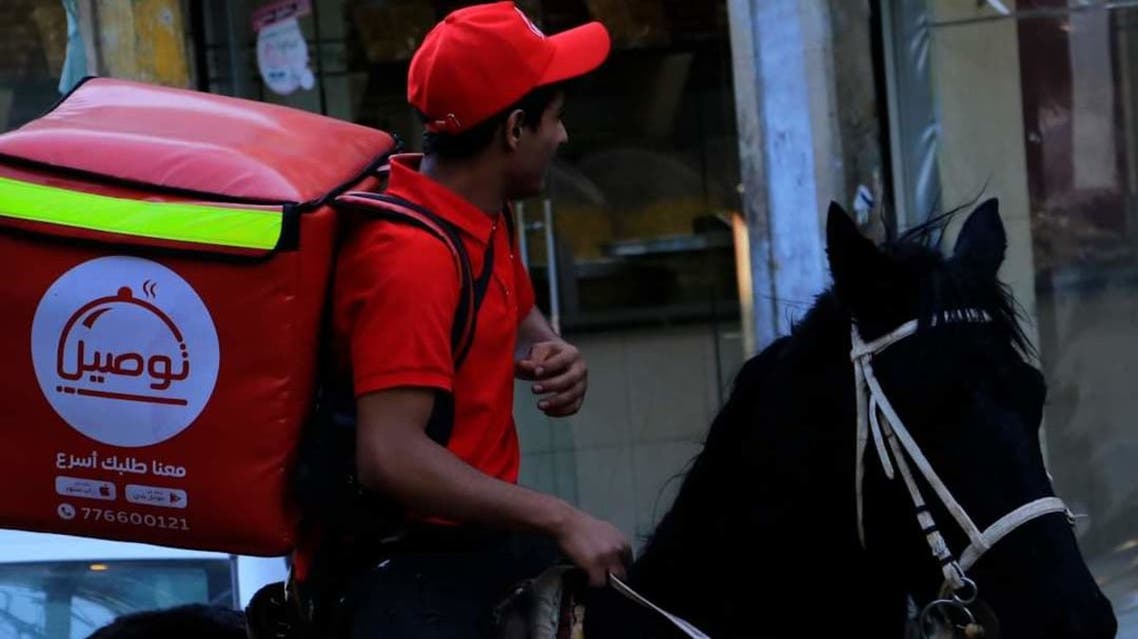 بالصور  ..  طلبات الطعام بصنعاء ..  تحملها الخيول إلى المنازل