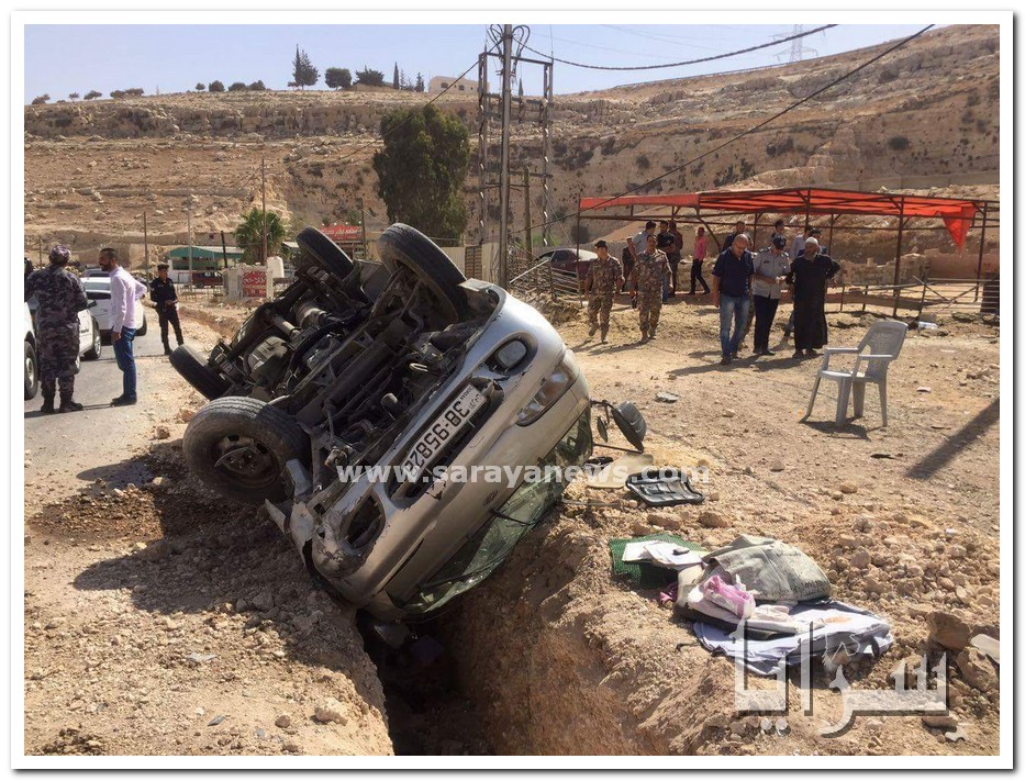 ياجوز : حفريات دون شواخص تحذيرية تتسبب بانقلاب مركبة  ..  صورة