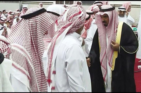 بالصور ..  آلاف السعوديين يشيعون جثامين "ضحايا حريق الحجرة" بالباحة