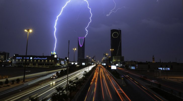 السعودية ..  عاصفة مطرية صيفية غير اعتيادية وهطول غزير للأمطار  ..  فيديو