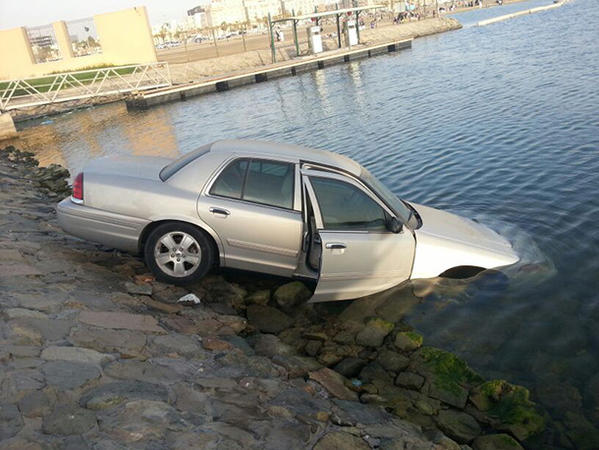 الطفل عبث بالسيارة فسقطت في البحر بجدة. . صورة