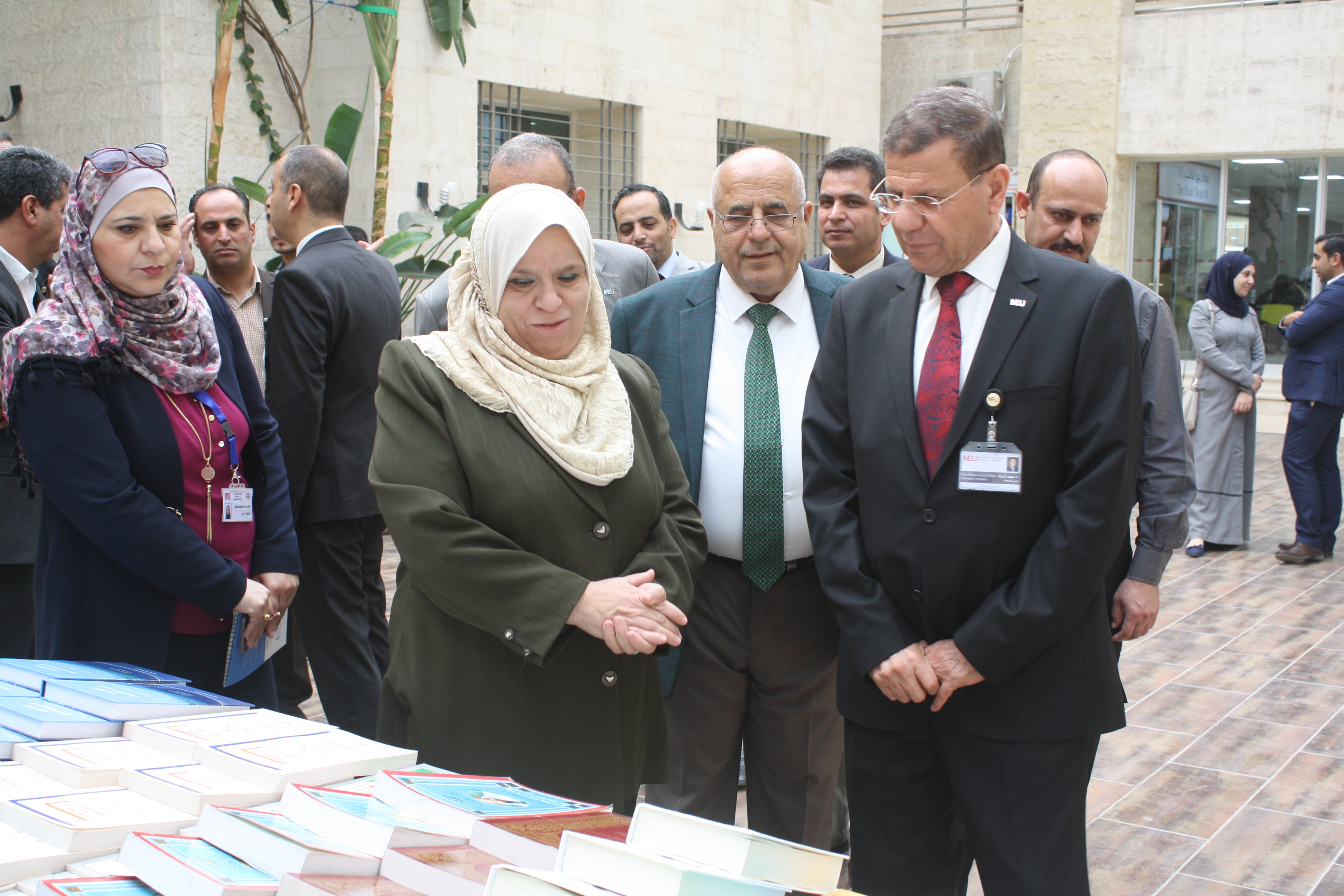 بالصور ..  ضمن حملة كتابك صديقك"الشرق الأوسط" تنظم معرضا للكتاب