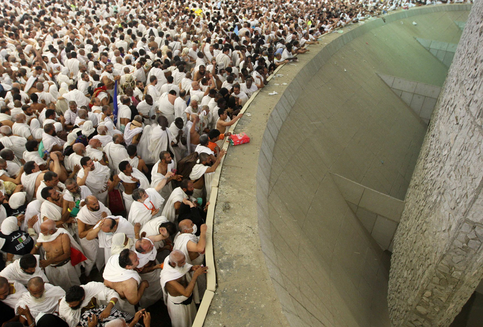 حجاج بيت الله الحرام يبدأون برمي الجمرة الكبرى