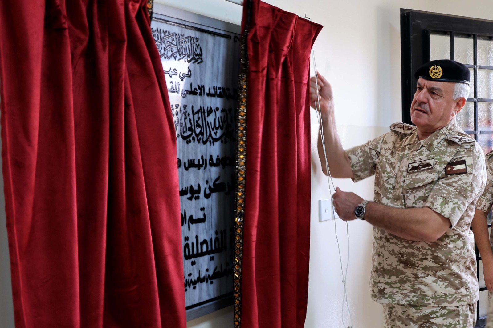 رئيس هيئة الأركان المشتركة يفتتح مدرسة الفيصلية الأساسية للبنين في لواء الموقر