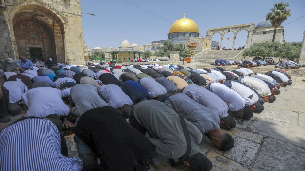 "أوقاف القدس": توافد المصلين لأداء صلاة الجمعة الأخيرة من ...