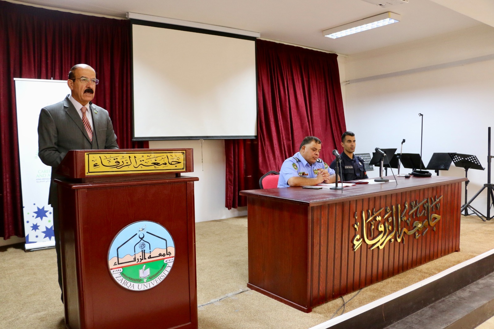 جامعة الزرقاء تنظم دورة لسائقيها حول التعريف بقانون السير الجديد