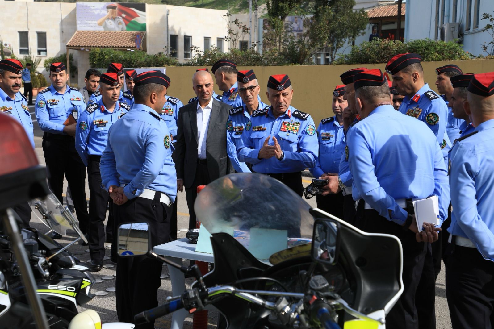 مدير الأمن العام يزور إدارة السير ويثمّن جهودها المبذولة للحفاظ على بيئة مرورية في شتى الظروف 