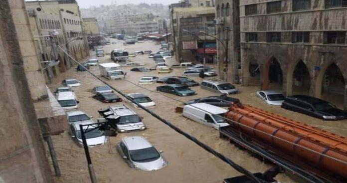 أبرز ما خلفه المنخفض الجوي في المحافظات ..  تصدع وسقوط جدران وأضرار في البنية التحتية