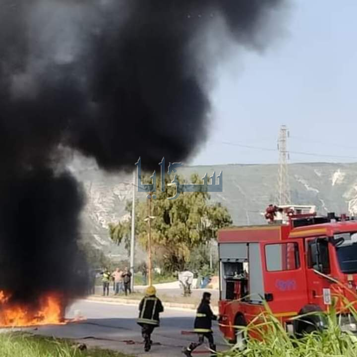 بالصور  ..  نيران تلتهم باص صغير بالقرب من نقطة وادي العرب بالشونه الشمالية