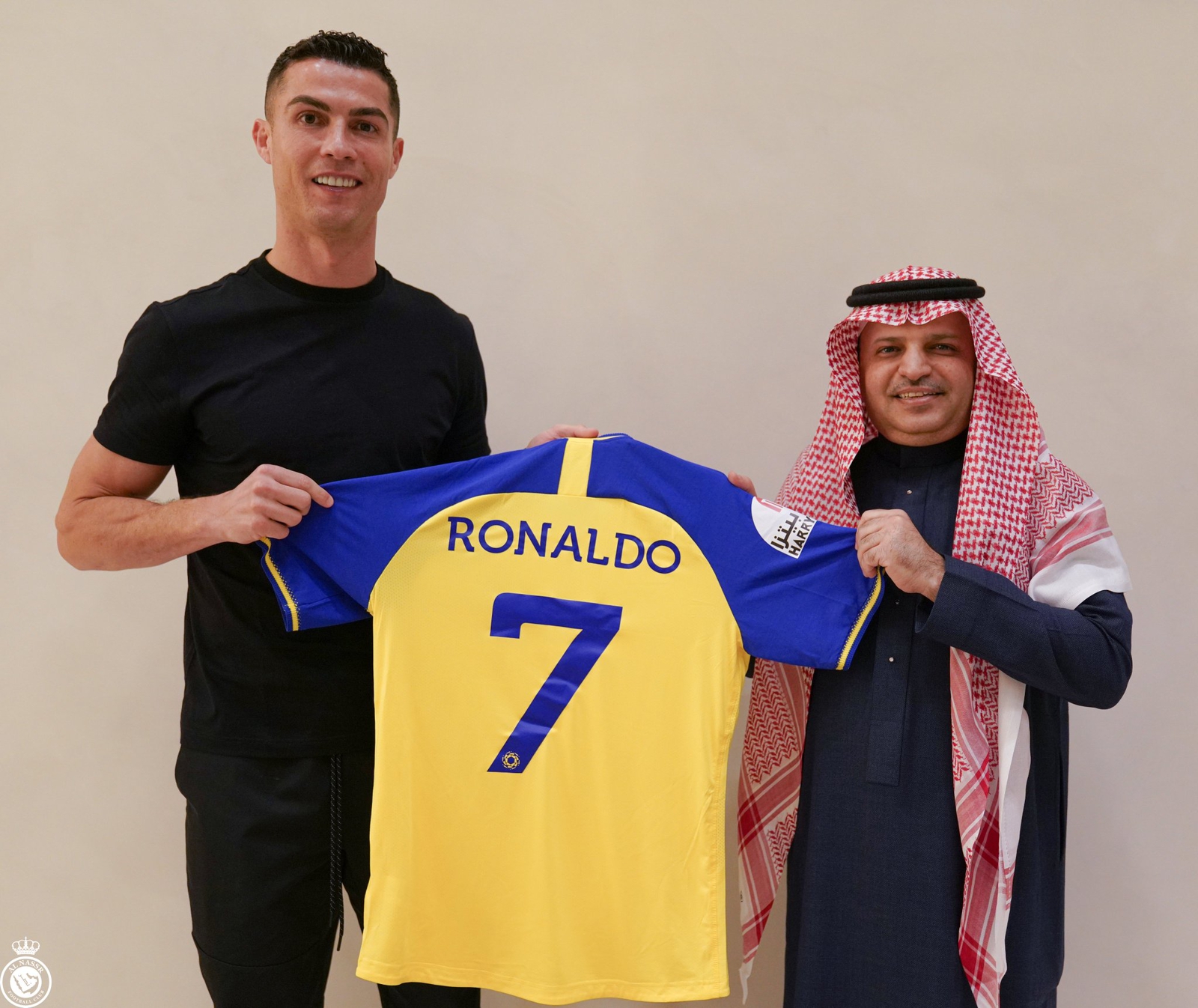 رسميا  ..  النصر ينشر أول صور لرونالدو بعد توقيع العقد