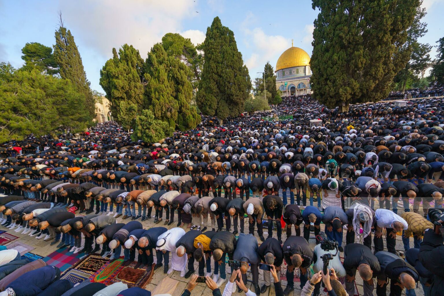 120 ألف مصل يؤدون صلاة العيد في المسجد الأقصى المبارك