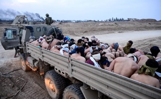 بالفيديو  ..  جيش الاحتلال يجبر المعتقلين في غزة على الإساءة لحماس وتحميلها المسؤولية عما يجري