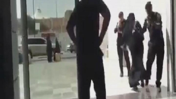 بالفيديو فتاة تسرق وتركل حارس أمن في مول بالسعودية شؤون خليجية وكالة أنباء سرايا
