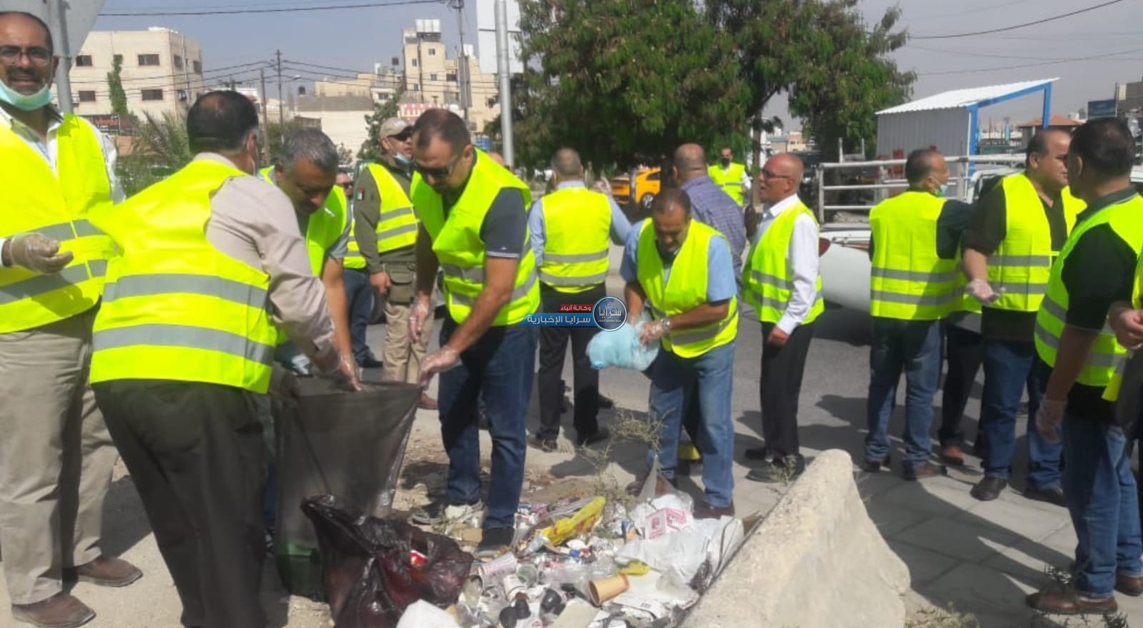 كوادر بلدية الزرقاء تستمر بحملة "بسواعدنا" التي أطلقتها وزارة الإدارة المحلية