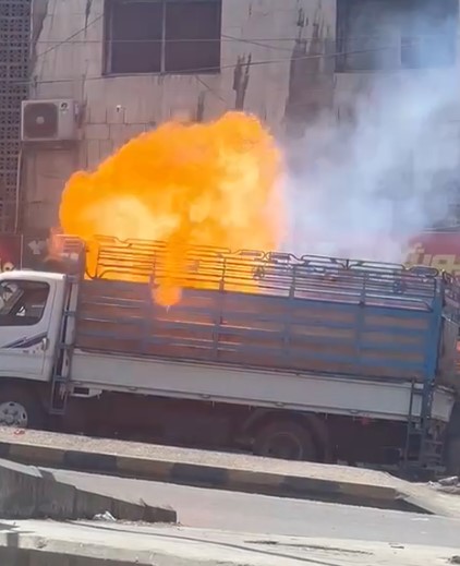 بالفيديو  ..  انفجار سيارة محملة بالعطر بسبب شدة الحرارة في منطقة الوحدات