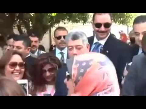 بالفيديو  .. فتاة تفاجئ وزير الداخلية "بحضن"