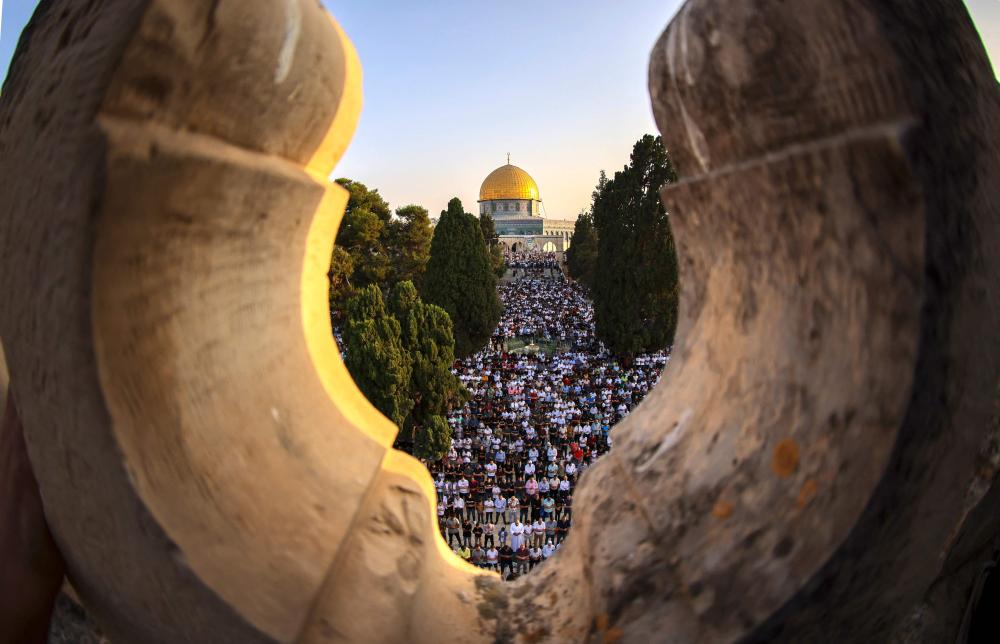 60 الفاً أموا المسجد الأقصى رابع ايام العيد  .. صور