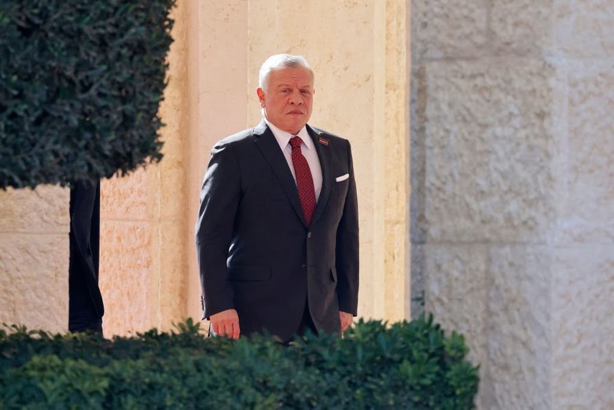 الملك يصل إلى البحرين لترؤس الوفد الأردني في القمة العربية