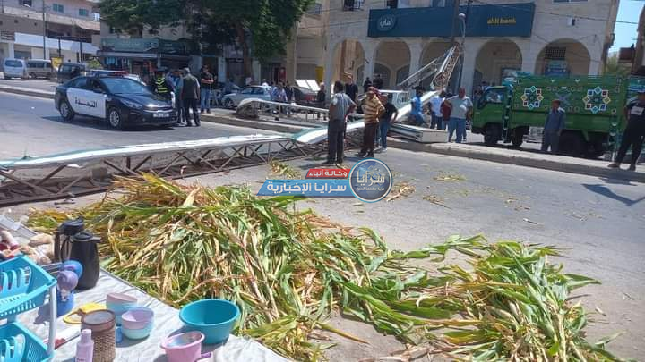 بالصور ..  سقوط جسر حديد على الطريق العام وإغلاق طريق الصوالحة