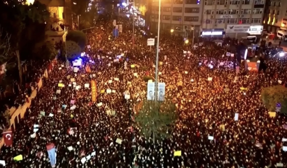 بعد نقل إمام أوغلو للسجن ..  احتجاجات حاشدة في إسطنبول