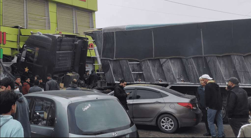 إصابات اثر اصطدام تريلا بمطعم شعبي في عمّان 