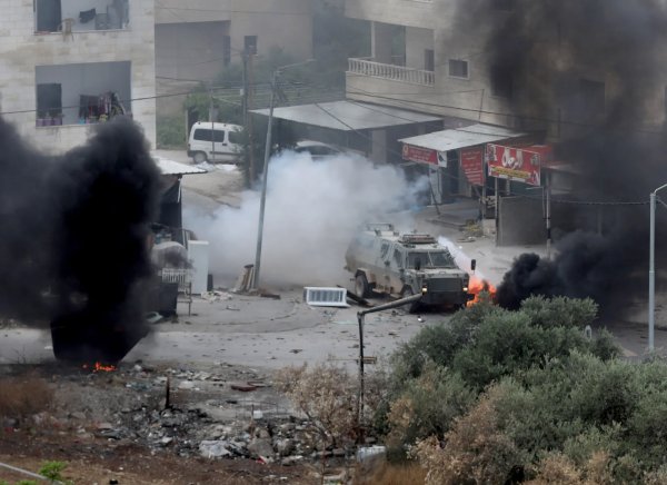 بالفيديو  ..  الاحتلال يعترف بإصابة 17 جندياً بتفجير مدرعة في جنين