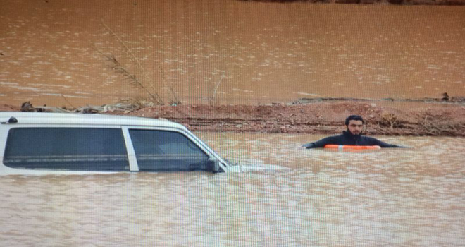 بالصورة ..  إخراج سيارة  غرقت بسد مائي غرب حائل بالسعودية