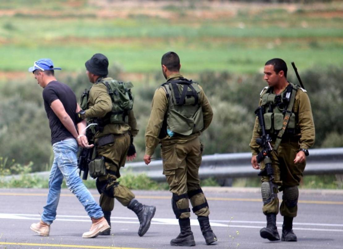 بالفيديو  ..  الاحتلال يعتقل 4 فلسطينيين من رام الله وبيت لحم