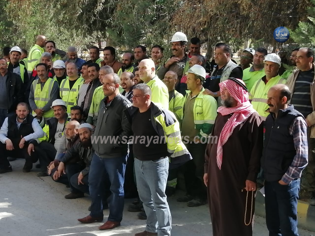 بالصور ..  اعتصام عمالي رداً على قرار شركة لافارج بانهاء خدمات 200 عامل ووزارة العمل تدعم مطالبهم "وثائق"