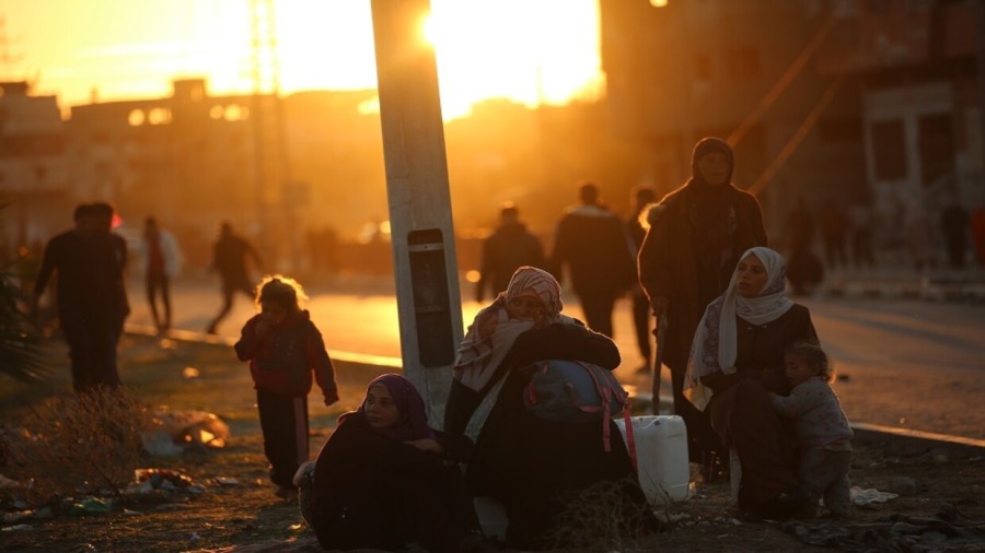 عائلات فلسطينية تفترش الأرض بانتظار الفرصة للعودة إلى شمال القطاع