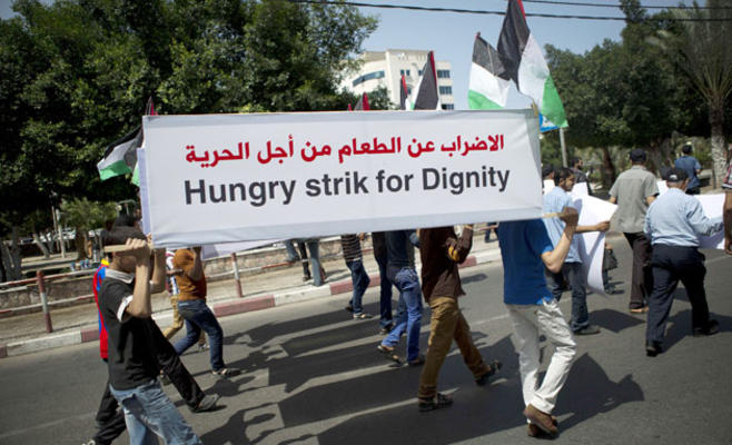 إضراب شامل للأسرى الفلسطينيين في سجون الاحتلال اليوم