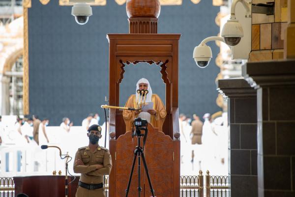 بالفيديو : الحرم المكي  ..  المعيقلي يتعرض لوعكة والسديس يحل مكانه