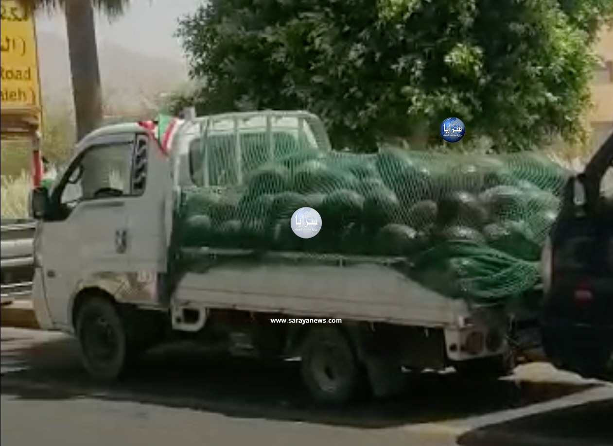 بالفيديو ..  احتجاج لبائعي البطيخ أمام سلطة العقبة رفضاً لمصادرة بضائعهم 