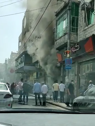 بالفيديو ..  حريق يلتهم محل تجاري في وسلط البلد 