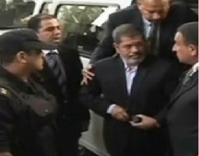 الصور الأولى للرئيس المعزول محمد مرسي داخل المحكمة (فيديو)