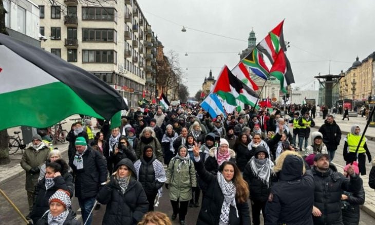 “لن نتخلى عن فلسطين” ..  متظاهرون بستوكهولم ينددون بخطة ترامب ضد غزة 