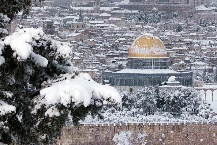 بالصور  ..  القدس تتزين بالثلوج