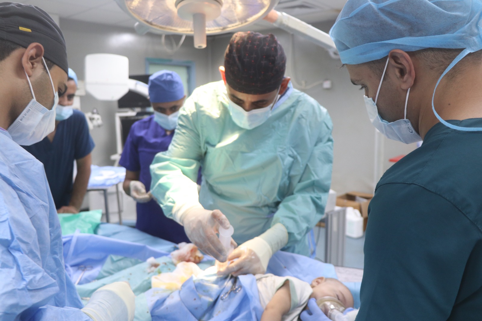 المستشفى الميداني الأردني غزة /79 يجري عملية جراحية لطفل رضيع