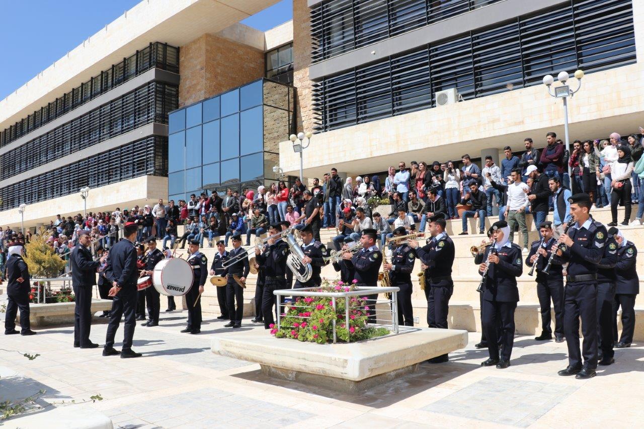 بالصور ..  "عمان العربية" تحتفل بالكرامة وتستذكر بطولات الجندي الاردني المتسلح بالعزيمة 