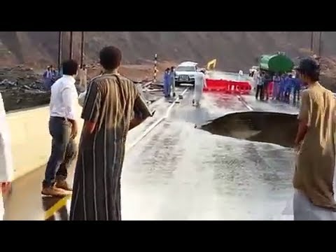 بالفيديو  ..  نجاة شخص بإعجوبة اثر انهيار مفاجئ لجسر في الامارات 