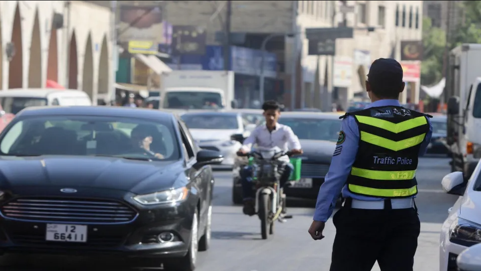 الأمن يلقي القبض على سائق مركبة يقود بتهور واستعراض 