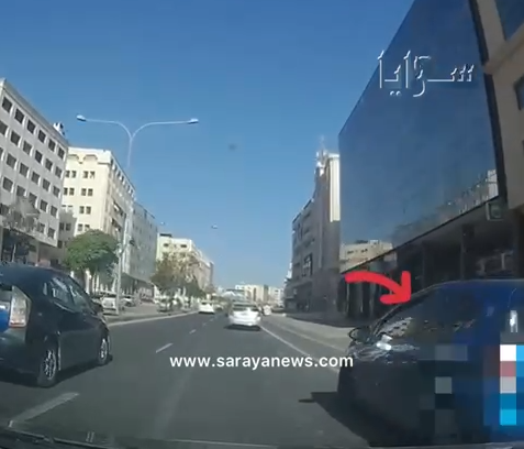 شاهد ..  سائق يقود مركبته بطريقة متهورة اليوم الأحد في شارع وصفي التل "الجاردنز" 